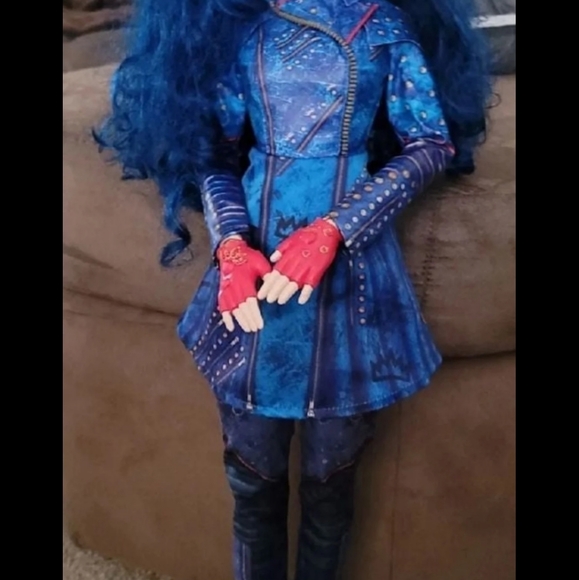 Disney Descendants Evie Doll - Picture 8 of 11